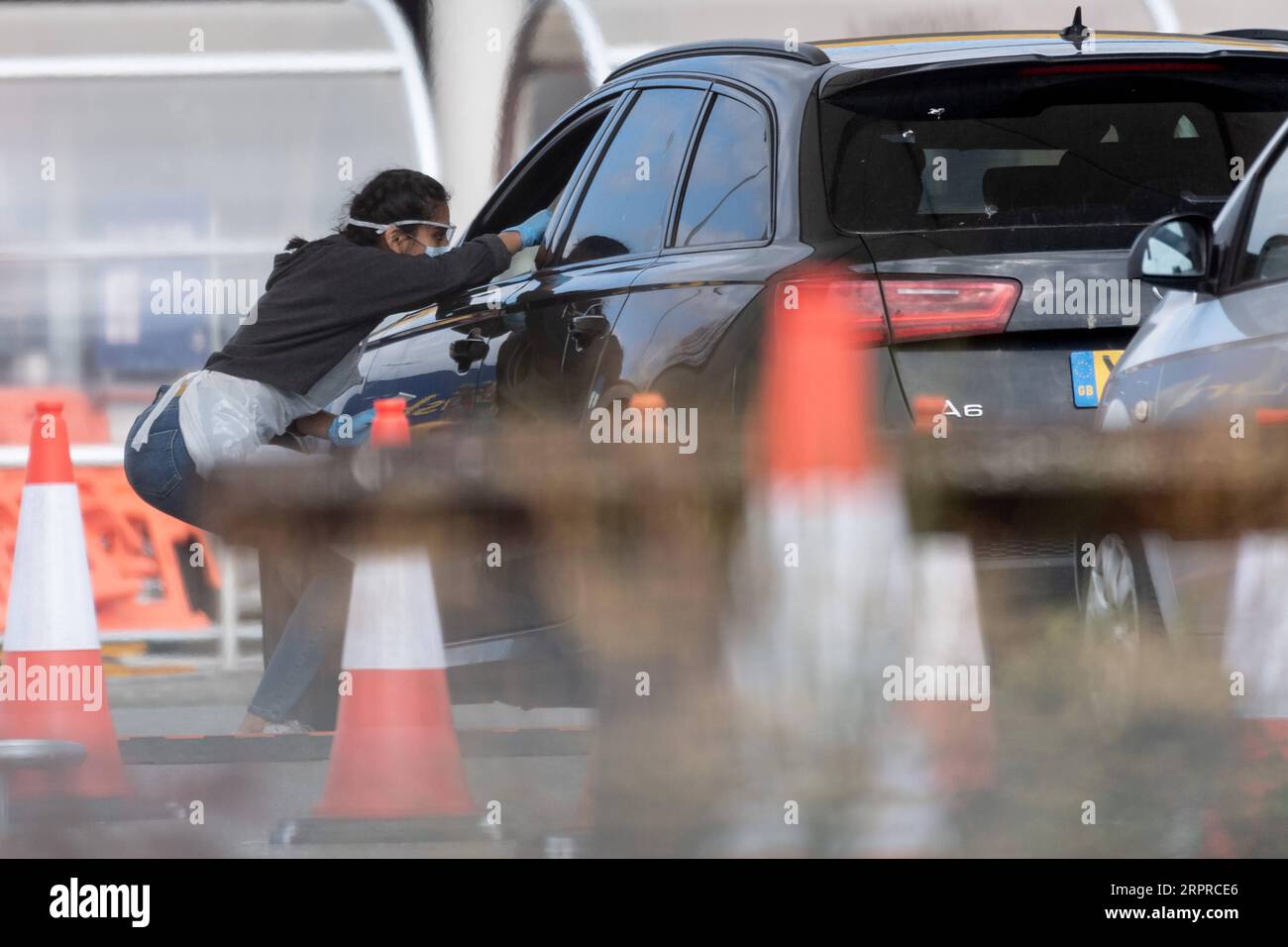 200401 -- LONDON, 1. April 2020 Xinhua -- Ein Tester nimmt eine Probe von einem NHS-Personal des National Health Service, um auf eine mögliche COVID-19-Infektion an einer Drive-Through-Teststation zu testen, die auf dem Parkplatz eines IKEA-Geschäfts in Wembley, Nordwest-London, Großbritannien, eingerichtet wurde, 31. März 2020. Laut lokalen Medien hat auf dem Parkplatz eines IKEA-Geschäfts in Wembley ein COVID-19-Testzentrum für Mitarbeiter des NHS des National Health Service eröffnet. Foto von Ray Tang/Xinhua BRITAIN-LONDON-COVID-19-TESTZENTRUM-NHS-PERSONAL PUBLICATIONxNOTxINxCHN Stockfoto