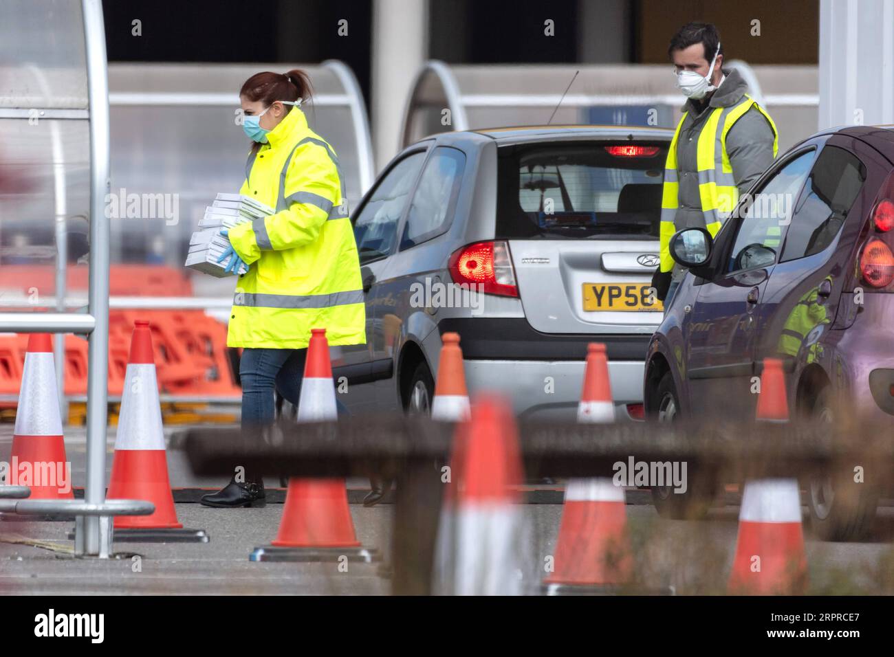 200401 -- LONDON, 1. April 2020 Xinhua -- Mitarbeiter transportieren Geräte an einer COVID-19-Teststation, die auf dem Parkplatz eines IKEA-Geschäfts in Wembley, Nordwest-London, Großbritannien, eingerichtet wurde, 31. März 2020. Laut lokalen Medien hat auf dem Parkplatz eines IKEA-Geschäfts in Wembley ein COVID-19-Testzentrum für Mitarbeiter des NHS des National Health Service eröffnet. Foto von Ray Tang/Xinhua BRITAIN-LONDON-COVID-19-TESTZENTRUM-NHS-PERSONAL PUBLICATIONxNOTxINxCHN Stockfoto
