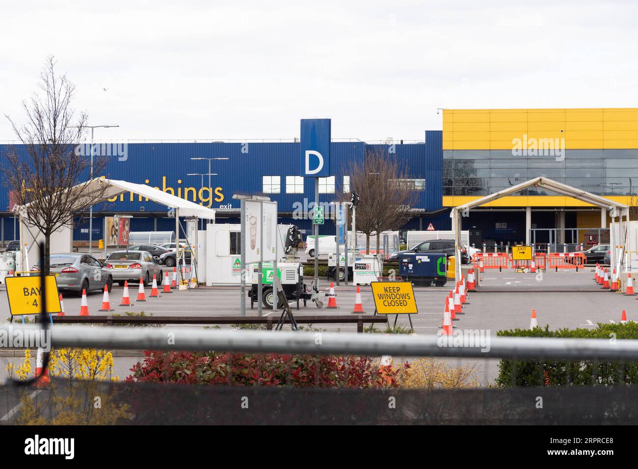 200401 -- LONDON, 1. April 2020 Xinhua -- Foto vom 31. März 2020 zeigt eine COVID-19-Teststation, die auf dem Parkplatz eines IKEA-Geschäfts in Wembley im Nordwesten Londons, Großbritannien, eingerichtet wurde. Laut lokalen Medien hat auf dem Parkplatz eines IKEA-Geschäfts in Wembley ein COVID-19-Testzentrum für Mitarbeiter des NHS des National Health Service eröffnet. Foto von Ray Tang/Xinhua BRITAIN-LONDON-COVID-19-TESTZENTRUM-NHS-PERSONAL PUBLICATIONxNOTxINxCHN Stockfoto