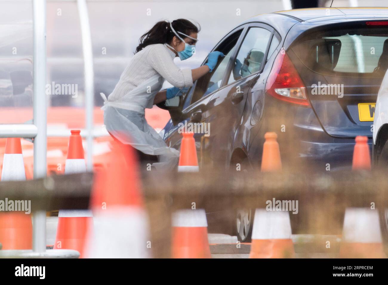 200401 -- LONDON, 1. April 2020 Xinhua -- Ein Tester nimmt eine Probe von einem NHS-Personal des National Health Service, um auf eine mögliche COVID-19-Infektion an einer Drive-Through-Teststation zu testen, die auf dem Parkplatz eines IKEA-Geschäfts in Wembley, Nordwest-London, Großbritannien, eingerichtet wurde, 31. März 2020. Laut lokalen Medien hat auf dem Parkplatz eines IKEA-Geschäfts in Wembley ein COVID-19-Testzentrum für Mitarbeiter des NHS des National Health Service eröffnet. Foto von Ray Tang/Xinhua BRITAIN-LONDON-COVID-19-TESTZENTRUM-NHS-PERSONAL PUBLICATIONxNOTxINxCHN Stockfoto