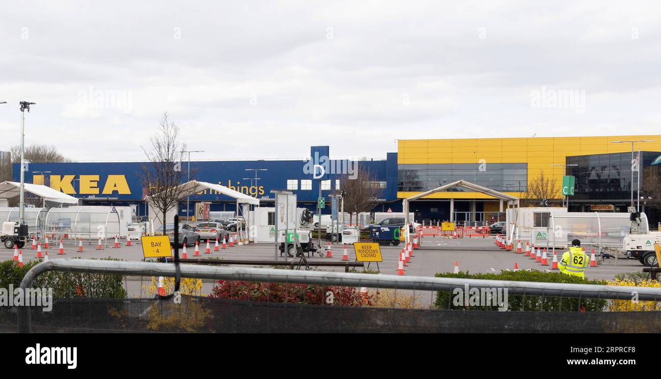 200401 -- LONDON, 1. April 2020 Xinhua -- Foto vom 31. März 2020 zeigt eine COVID-19-Teststation, die auf dem Parkplatz eines IKEA-Geschäfts in Wembley im Nordwesten Londons, Großbritannien, eingerichtet wurde. Laut lokalen Medien hat auf dem Parkplatz eines IKEA-Geschäfts in Wembley ein COVID-19-Testzentrum für Mitarbeiter des NHS des National Health Service eröffnet. Foto von Ray Tang/Xinhua BRITAIN-LONDON-COVID-19-TESTZENTRUM-NHS-PERSONAL PUBLICATIONxNOTxINxCHN Stockfoto