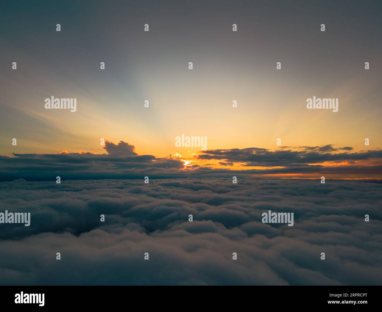 Crepuskuläre Strahlen über einem nebeligen Dublin Sonnenuntergang Stockfoto