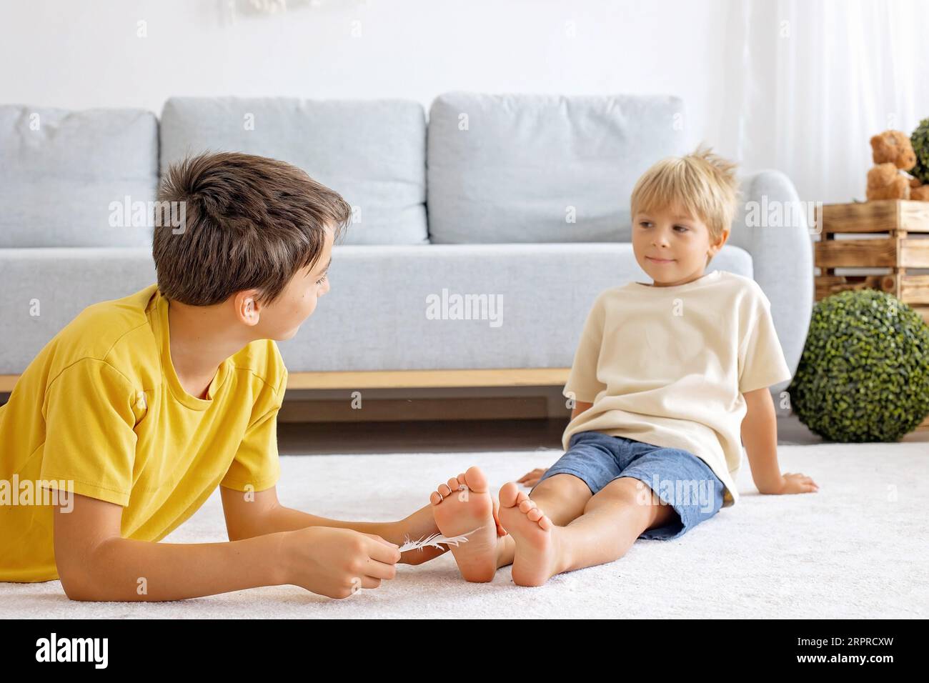 Kitzeln In Der Nase 8 Buchstaben Kitzeln füße junge -Fotos und -Bildmaterial in hoher Auflösung – Alamy