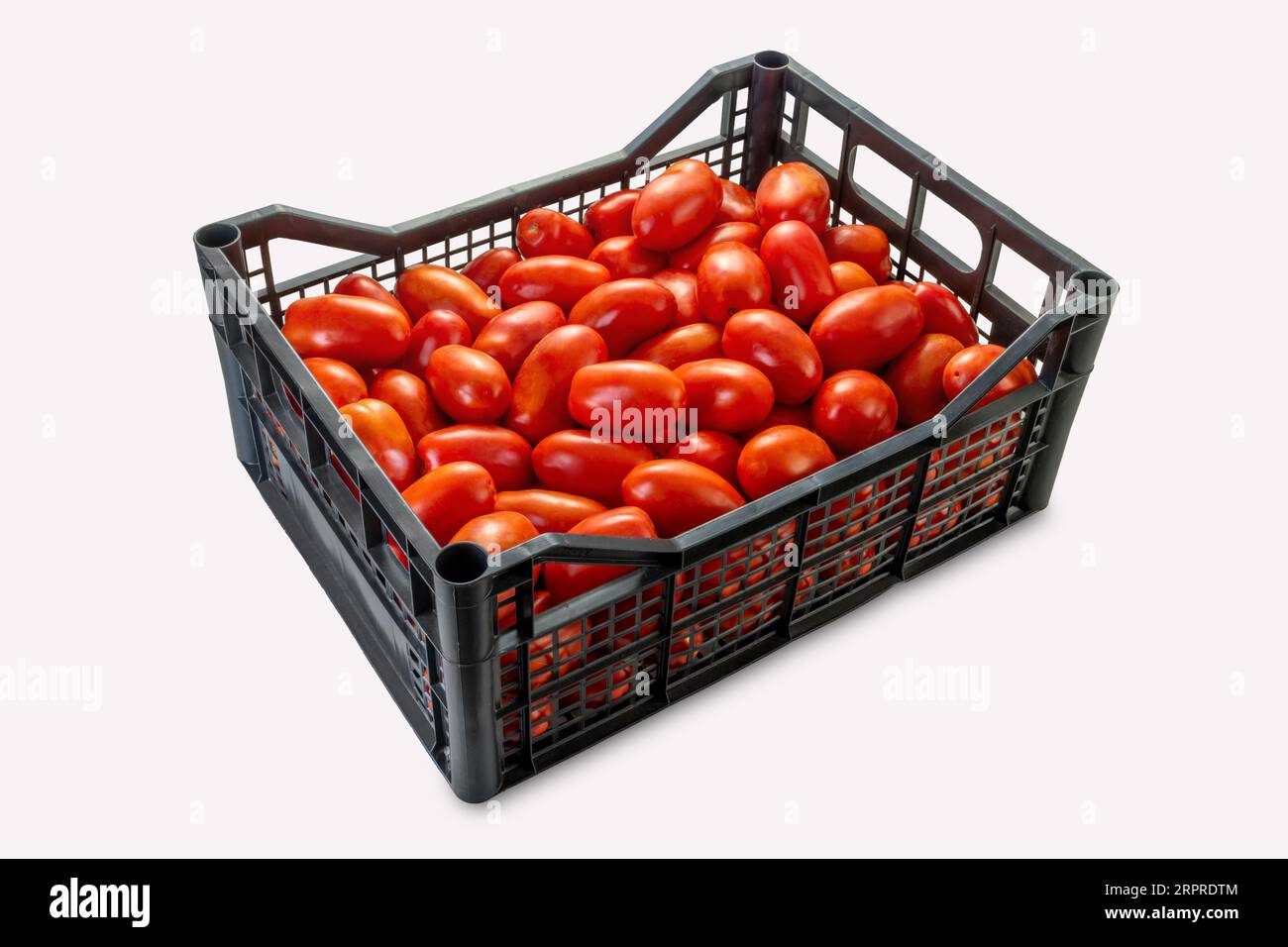 Pflaumen-, San Marzano- oder Roma-Tomaten in schwarzer Box, isoliert auf weiß, mit Beschneidungspfad im Lieferumfang enthalten Stockfoto
