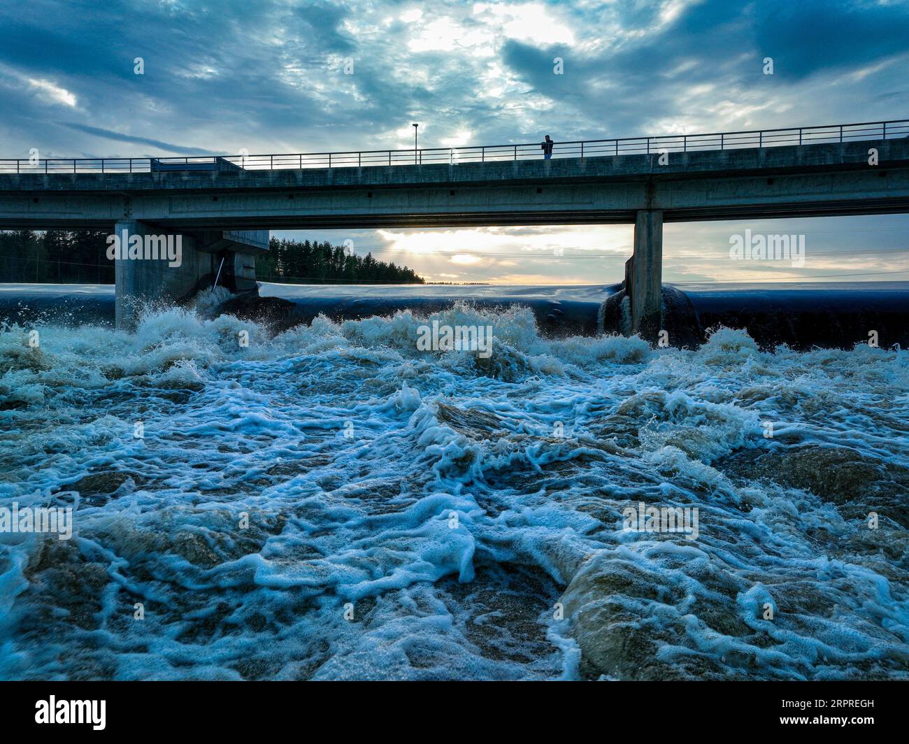 Ein malerischer Blick auf eine Brücke vor dem Hintergrund eines ruhigen Gewässers Stockfoto