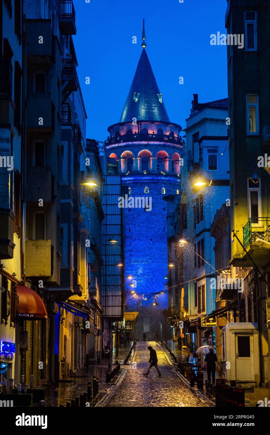 200403 -- ISTANBUL, 3. April 2020 Xinhua -- der Galata-Turm wird in Istanbul, Türkei, am 2. April 2020 blau beleuchtet. Die größte Stadt der Türkei, Istanbul, beleuchtete am Donnerstag bekannte Gebäude in Blau, um den World Autism Awareness Day zu feiern. Der Tag wird von den Vereinten Nationen ausgerufen, um die Länder zu ermutigen, weitere Schritte in Forschung, Diagnose, Behandlung und Akzeptanz für die von der Erkrankung Betroffenen zu Unternehmen. Foto von Yasin Akgul/Xinhua TÜRKEI-ISTANBUL-WELT AUTISMUS AWARENESS DAY PUBLICATIONxNOTxINxCHN Stockfoto