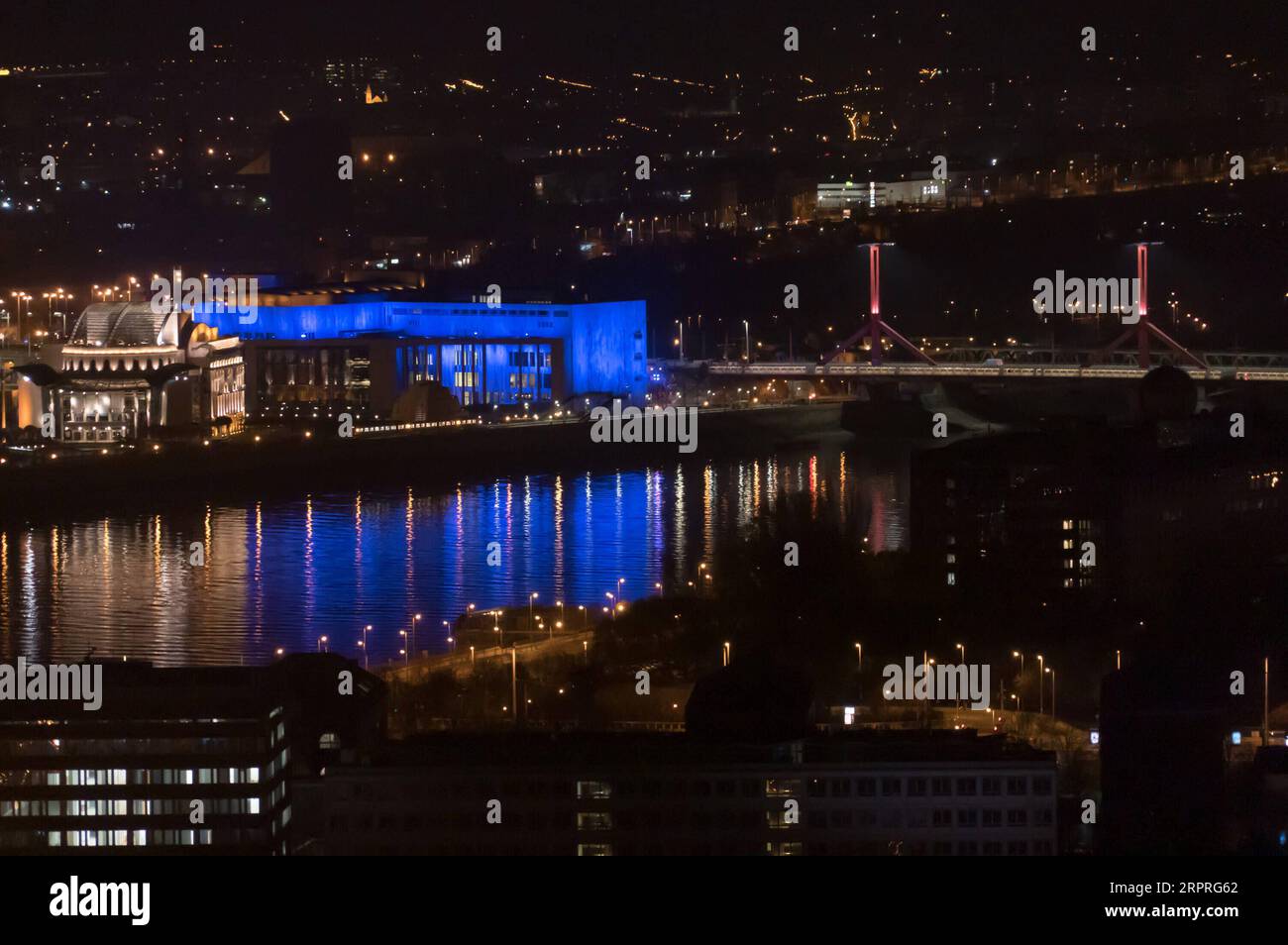 200403 -- BUDAPEST, 3. April 2020 -- Budapester Palast der Künste wird anlässlich des World Autism Awareness Day in Budapest, Ungarn, 2. April 2020 blau beleuchtet. Der Tag wird von den Vereinten Nationen ausgerufen, um die Länder zu ermutigen, weitere Schritte in Forschung, Diagnose, Behandlung und Akzeptanz für die von der Erkrankung Betroffenen zu Unternehmen. Foto von /Xinhua HUNGARY-BUDAPEST-WORLD AUTISMUS AWARENESS DAY AttilaxVolgyi PUBLICATIONxNOTxINxCHN Stockfoto