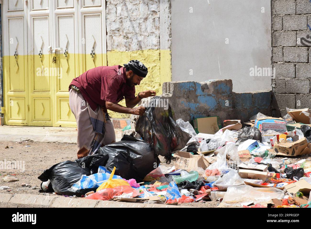 200403 -- JEMEN, 3. April 2020 Xinhua -- Ein Mann sucht nach recycelbaren Artikeln für den Verkauf auf einer Mülldeponie in der südlichen Hafenstadt Aden, Jemen, 2. April 2020. Obwohl im Jemen kein Fall von Coronaviren gemeldet wurde, hat die jemenitische Regierung strenge Maßnahmen ergriffen, einschließlich der Schließung von Unternehmen und Geschäften, um einem möglichen Ausbruch entgegenzuwirken. Einige arme Menschen vor Ort gaben jedoch an, dass sie es sich nicht leisten können, zu Hause zu bleiben, und sie sind verpflichtet, weiterhin an einen Arbeitsplatz zu gehen, um ihren Lebensunterhalt zu verdienen und ihre Familien zu ernähren. UM MIT Feature: Anti-Coronavirus-Bemühungen sorgen sich um die Existenzgrundlage i Stockfoto