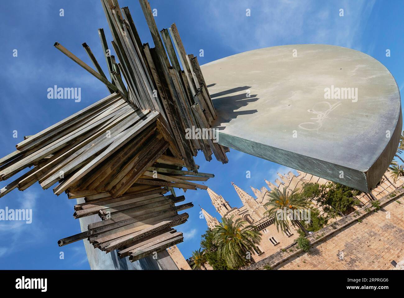 Spanien, Balearen, Mallorca, Palma de Mallorca, Altstadt. Abstrakte Skulptur im Parc de la Mar unterhalb der gotischen römisch-katholischen Kathedrale von Santa Maria. Stockfoto