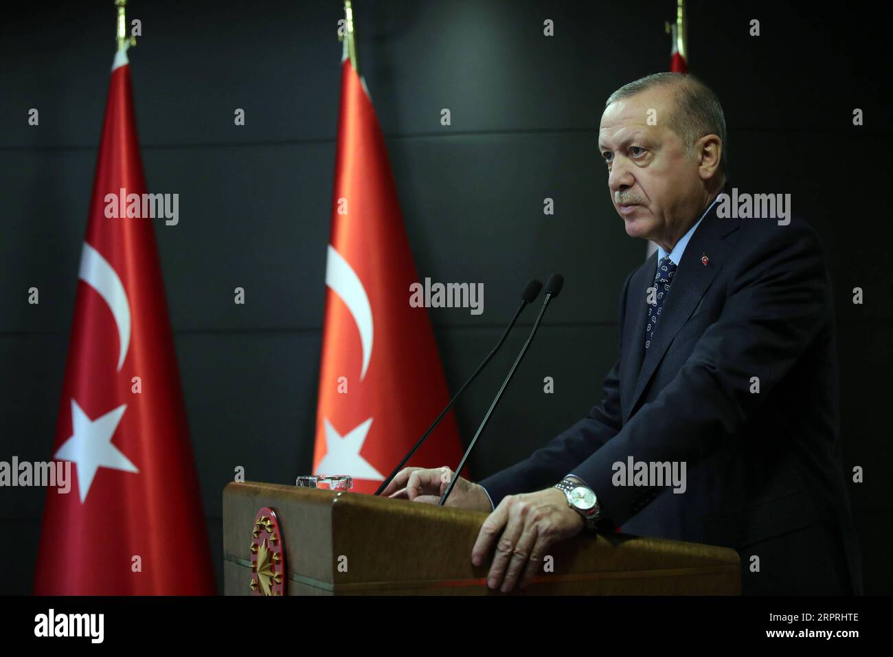 200404 -- ISTANBUL, 4. April 2020 -- der türkische Präsident Recep Tayyip Erdogan hält am 3. April in Istanbul eine Fernsehansprache. Der türkische Präsident Recep Tayyip Erdogan erklärte am Freitag eine teilweise Ausgangssperre für Bürger unter 20 Jahren, um die schnelle Ausbreitung von COVID-19 einzudämmen. Bei einer Fernsehansprache vor der Nation kündigte Erdogan eine Reihe neuer Maßnahmen zur Eindämmung des Coronavirus-Ausbruchs an, da die Zahl der Todesopfer durch das Virus auf 425 stieg und die bestätigten Fälle am Freitag insgesamt 20.921 betrug. Foto von Mustafa Kaya/Xinhua TÜRKEI-ISTANBUL-COVID-19-PARTIELLE AUSGANGSSPERRE MuxSitafakaya PUB Stockfoto