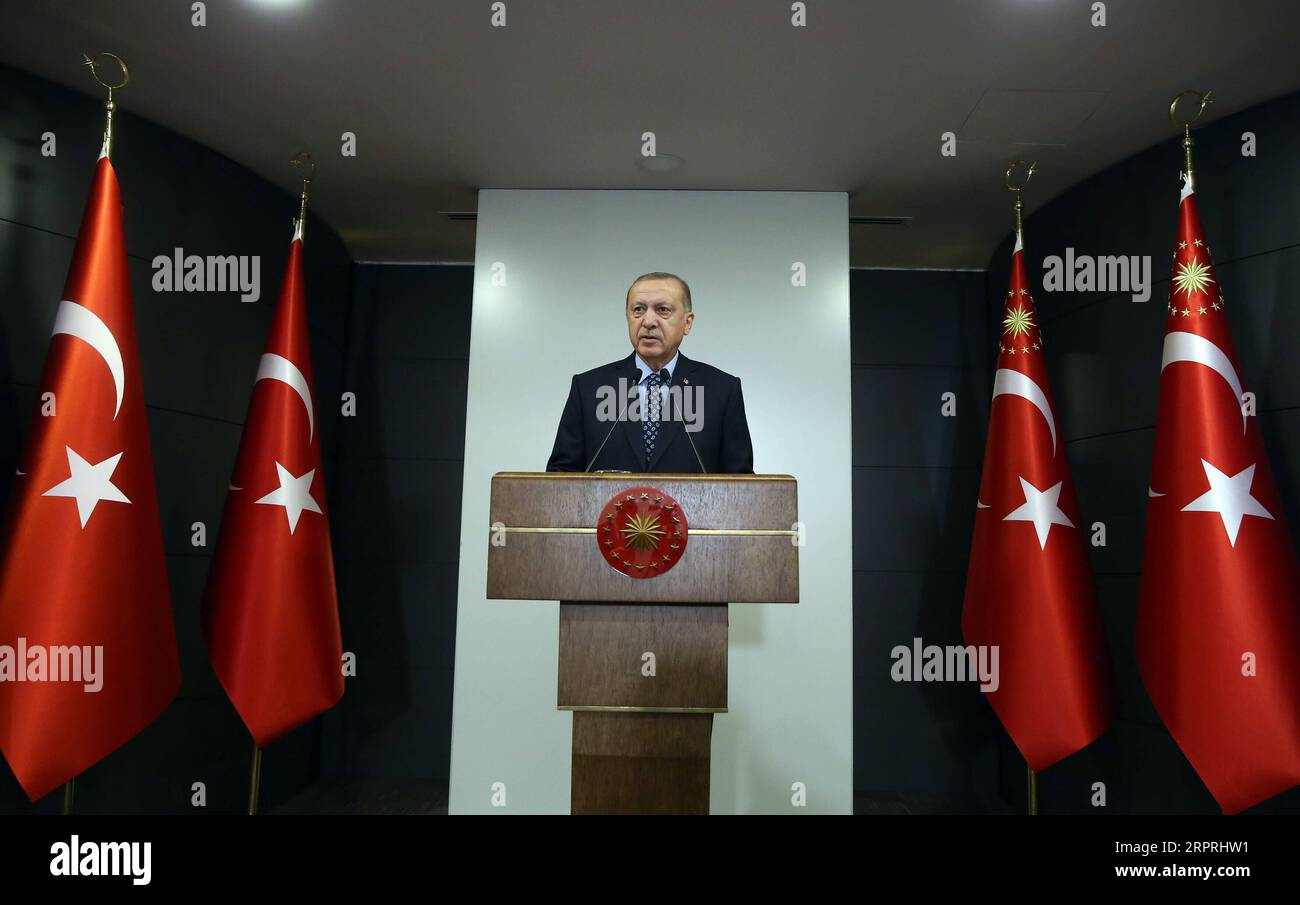 200404 -- ISTANBUL, 4. April 2020 -- der türkische Präsident Recep Tayyip Erdogan hält am 3. April in Istanbul eine Fernsehansprache. Der türkische Präsident Recep Tayyip Erdogan erklärte am Freitag eine teilweise Ausgangssperre für Bürger unter 20 Jahren, um die schnelle Ausbreitung von COVID-19 einzudämmen. Bei einer Fernsehansprache vor der Nation kündigte Erdogan eine Reihe neuer Maßnahmen zur Eindämmung des Coronavirus-Ausbruchs an, da die Zahl der Todesopfer durch das Virus auf 425 stieg und die bestätigten Fälle am Freitag insgesamt 20.921 betrug. Foto von Mustafa Kaya/Xinhua TÜRKEI-ISTANBUL-COVID-19-PARTIELLE AUSGANGSSPERRE MuxSitafakaya PUB Stockfoto