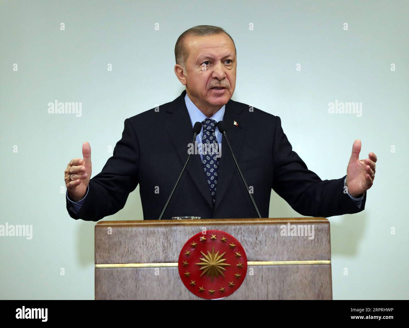 200404 -- ISTANBUL, 4. April 2020 -- der türkische Präsident Recep Tayyip Erdogan hält am 3. April in Istanbul eine Fernsehansprache. Der türkische Präsident Recep Tayyip Erdogan erklärte am Freitag eine teilweise Ausgangssperre für Bürger unter 20 Jahren, um die schnelle Ausbreitung von COVID-19 einzudämmen. Bei einer Fernsehansprache vor der Nation kündigte Erdogan eine Reihe neuer Maßnahmen zur Eindämmung des Coronavirus-Ausbruchs an, da die Zahl der Todesopfer durch das Virus auf 425 stieg und die bestätigten Fälle am Freitag insgesamt 20.921 betrug. Foto von Mustafa Kaya/Xinhua TÜRKEI-ISTANBUL-COVID-19-PARTIELLE AUSGANGSSPERRE MuxSitafakaya PUB Stockfoto