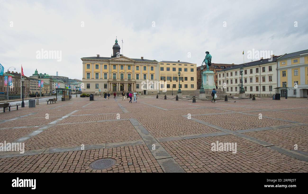 Schweden, Göteborg - 05. Juli 2023: Gustaf-Adolf-Platz mit Gustav-II-Adolf-Statue und Rathaus von Göteborg. Stockfoto