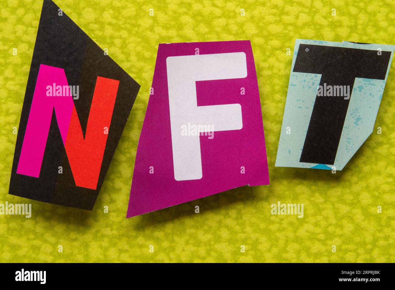 Das Akronym „NFT“ (Non-fungible Token) mit ausgeschnittenen Papierbuchstaben in der Ransom-Note-Effekt-Typografie, USA Stockfoto