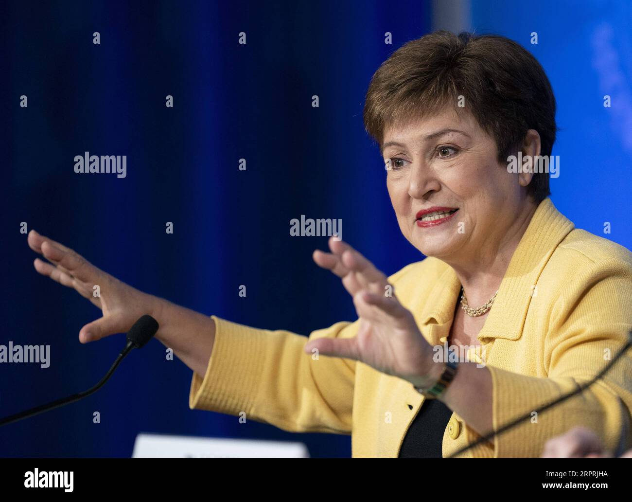 200405 -- PEKING, 5. April 2020 -- IWF-Geschäftsführerin Kristalina Georgieva spricht auf einer Pressekonferenz über die Bereitstellung der notwendigen Unterstützung, um die wirtschaftlichen und finanziellen Auswirkungen der anhaltenden COVID-19-Epidemie in Washington D.C., USA, am 4. März 2020 abzumildern. ZU DEN XINHUA-SCHLAGZEILEN VOM 5. APRIL 2020 EUROPA-KAMPF GEGEN COVID-19-ZWEITES FENSTER DER CHANCE LIUXJIE PUBLICATIONXNOTXINXCHN Stockfoto