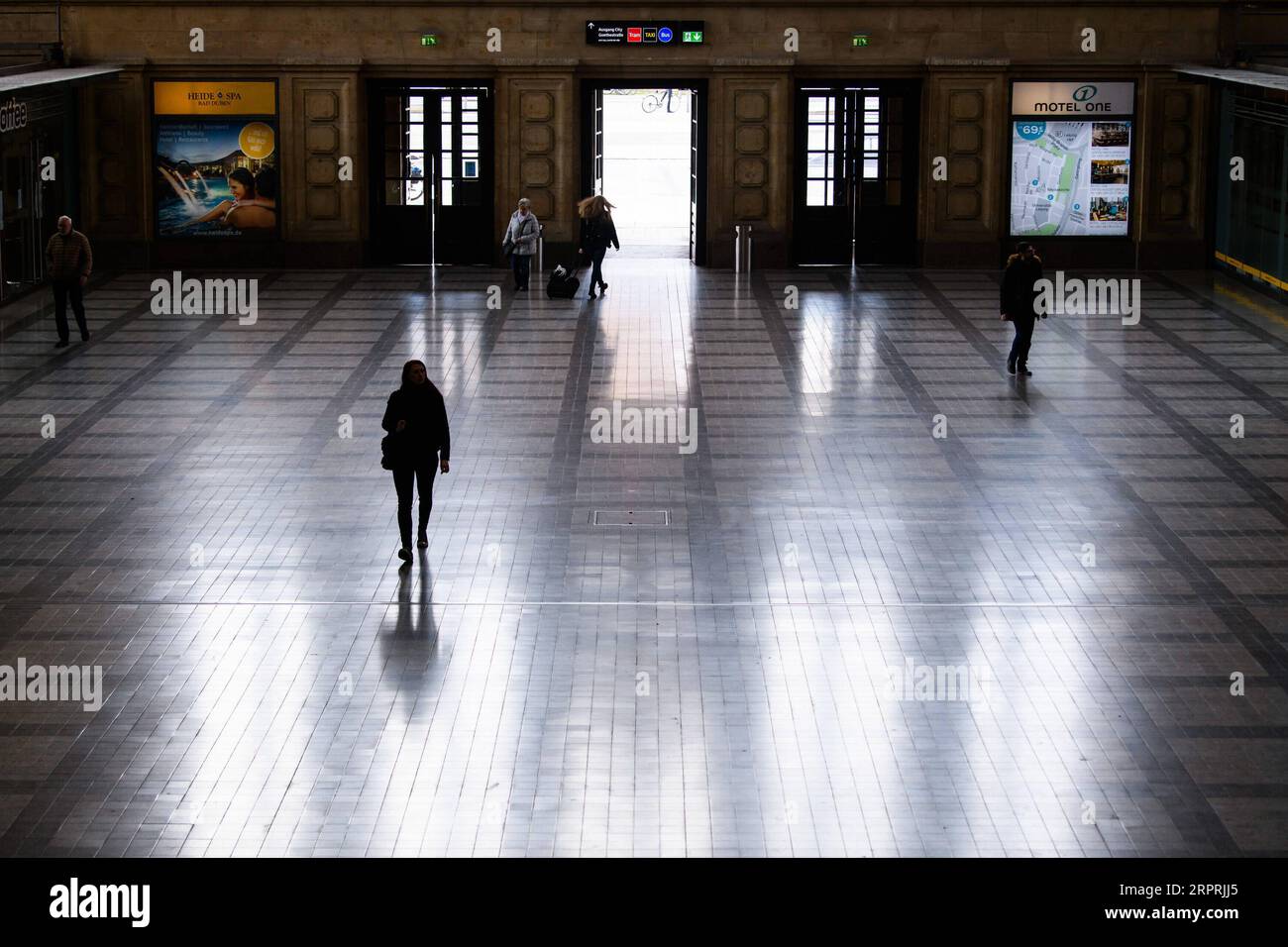 200405 -- LEIPZIG, 5. April 2020 -- am Hauptbahnhof Leipzig, 4. April 2020, sind nur wenige Menschen zu sehen. Mehr als 89.300 COVID-19-Fälle und mindestens 1.250 Todesfälle wurden am Samstagnachmittag deutschlandweit registriert, so die Auswertungen der DPA der Deutschen Presseagentur, die die neuesten Zahlen aus allen bundesländern berücksichtigte. Foto von /Xinhua GERMANY-LEIPZIG-COVID-19-FÄLLE KevinxVoigt PUBLICATIONxNOTxINxCHN Stockfoto