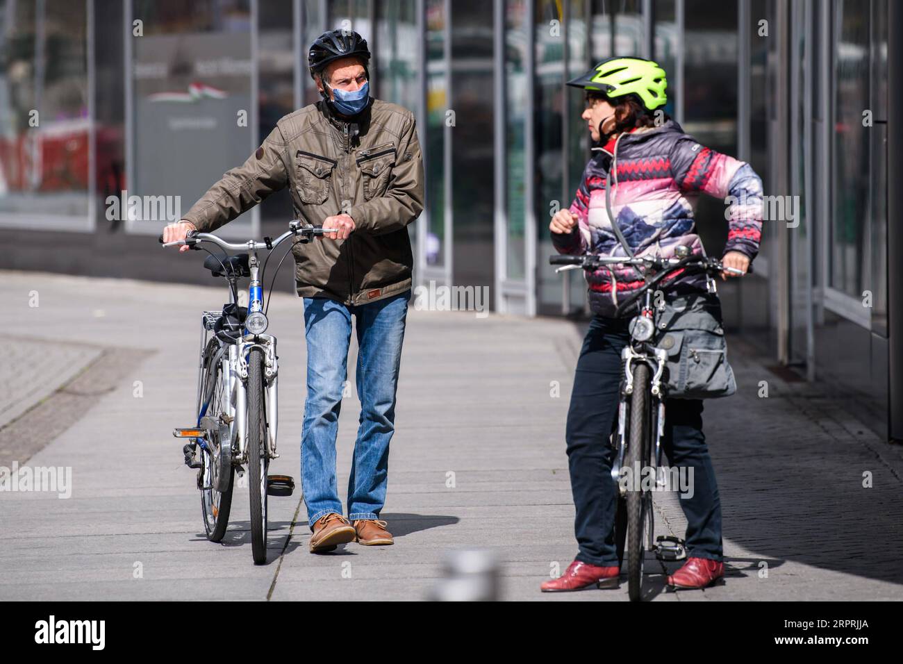 200405 -- LEIPZIG, 5. April 2020 -- zwei Radfahrer sprechen auf einer Straße in Leipzig, Ostdeutschland, 4. April 2020. Mehr als 89.300 COVID-19-Fälle und mindestens 1.250 Todesfälle wurden am Samstagnachmittag deutschlandweit registriert, so die Auswertungen der DPA der Deutschen Presseagentur, die die neuesten Zahlen aus allen bundesländern berücksichtigte. Foto von /Xinhua GERMANY-LEIPZIG-COVID-19-FÄLLE KevinxVoigt PUBLICATIONxNOTxINxCHN Stockfoto