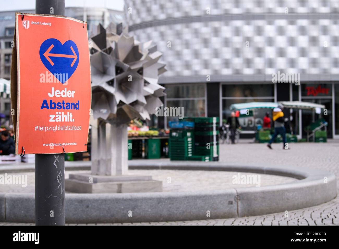 200405 -- LEIPZIG, 5. April 2020 -- Ein Zeichen für die Einhaltung der Distanz ist in Leipzig, Ostdeutschland, 4. April 2020, zu sehen. Mehr als 89.300 COVID-19-Fälle und mindestens 1.250 Todesfälle wurden am Samstagnachmittag deutschlandweit registriert, so die Auswertungen der DPA der Deutschen Presseagentur, die die neuesten Zahlen aus allen bundesländern berücksichtigte. Foto von /Xinhua GERMANY-LEIPZIG-COVID-19-FÄLLE KevinxVoigt PUBLICATIONxNOTxINxCHN Stockfoto