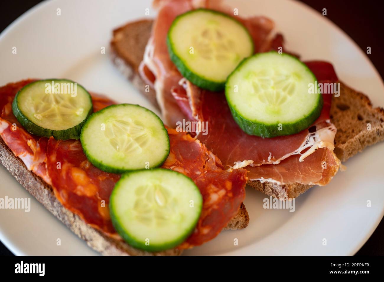 Zwei spanische Tapas-Brote auf einem weißen Teller Stockfoto