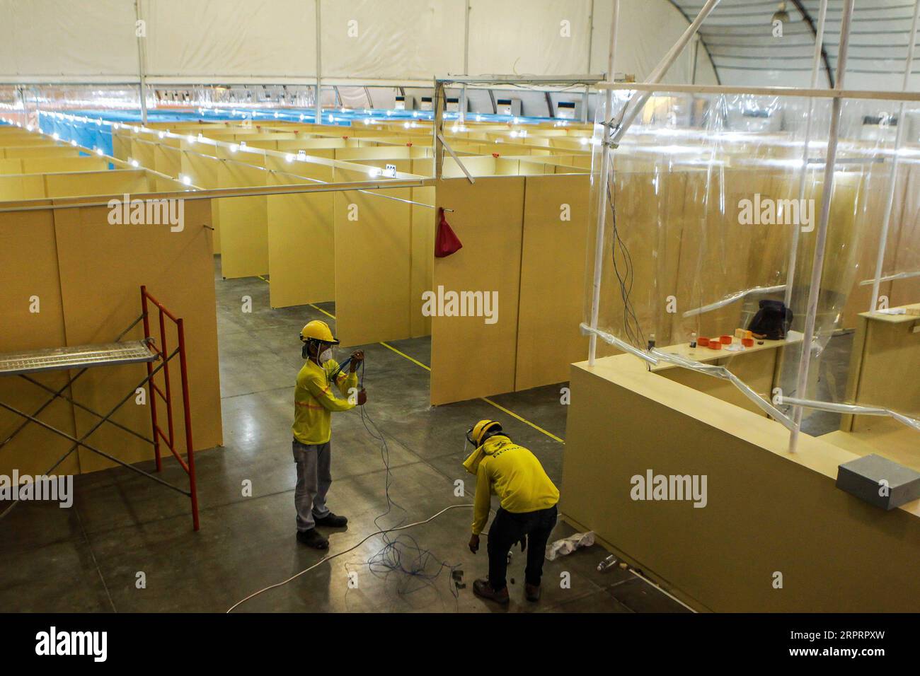 200407 -- PASAY CITY, 7. April 2020 Xinhua -- Arbeiter, die Masken tragen, installieren Arbeitsräume im Philippine International Convention Center PICC, da es in eine COVID-19-Quarantäneeinrichtung in Pasay City, Philippinen, 7. April 2020 umgewandelt wird. Die Gesamtzahl der COVID-19-Infektionen auf den Philippinen ist auf 3.764 gestiegen, da am Dienstag vom Gesundheitsministerium des Landes 104 neue Fälle gemeldet wurden. Xinhua/Rouelle Umali PHILIPPINEN-PASAY CITY-COVID-19-QUARANTÄNEEINRICHTUNG PUBLICATIONxNOTxINxCHN Stockfoto