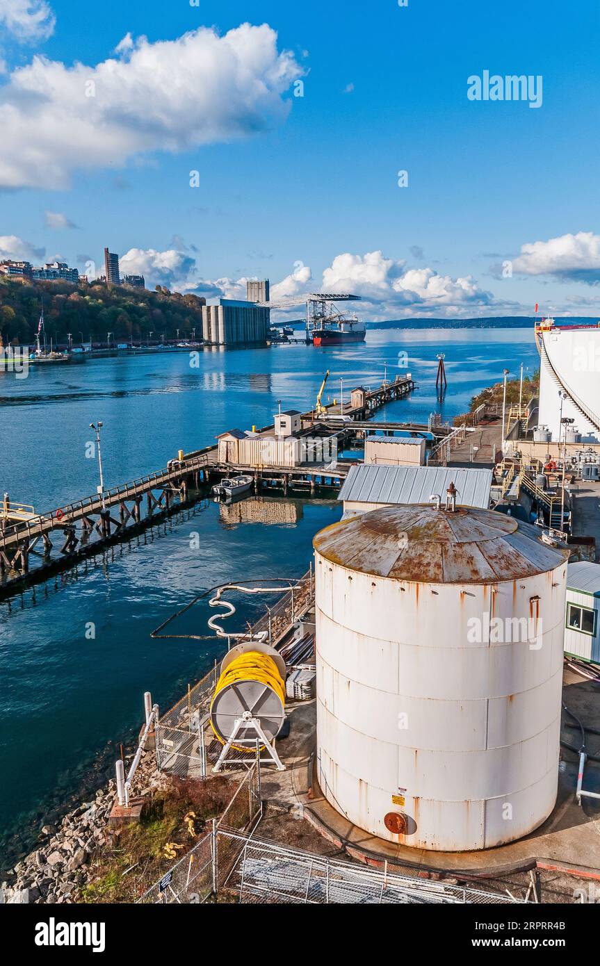 Bild von großen weißen Lagertanks im Hafen von Tacoma aus einem hohen Blickwinkel. Stockfoto