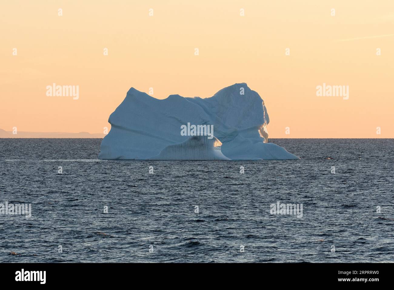 Riesiger schwimmender Eisberg in der Disko Bay in der arktischen Morgendämmerung kurz nach Sonnenaufgang. Disko Bay, Baffin Bay, Grönland, Dänemark Stockfoto