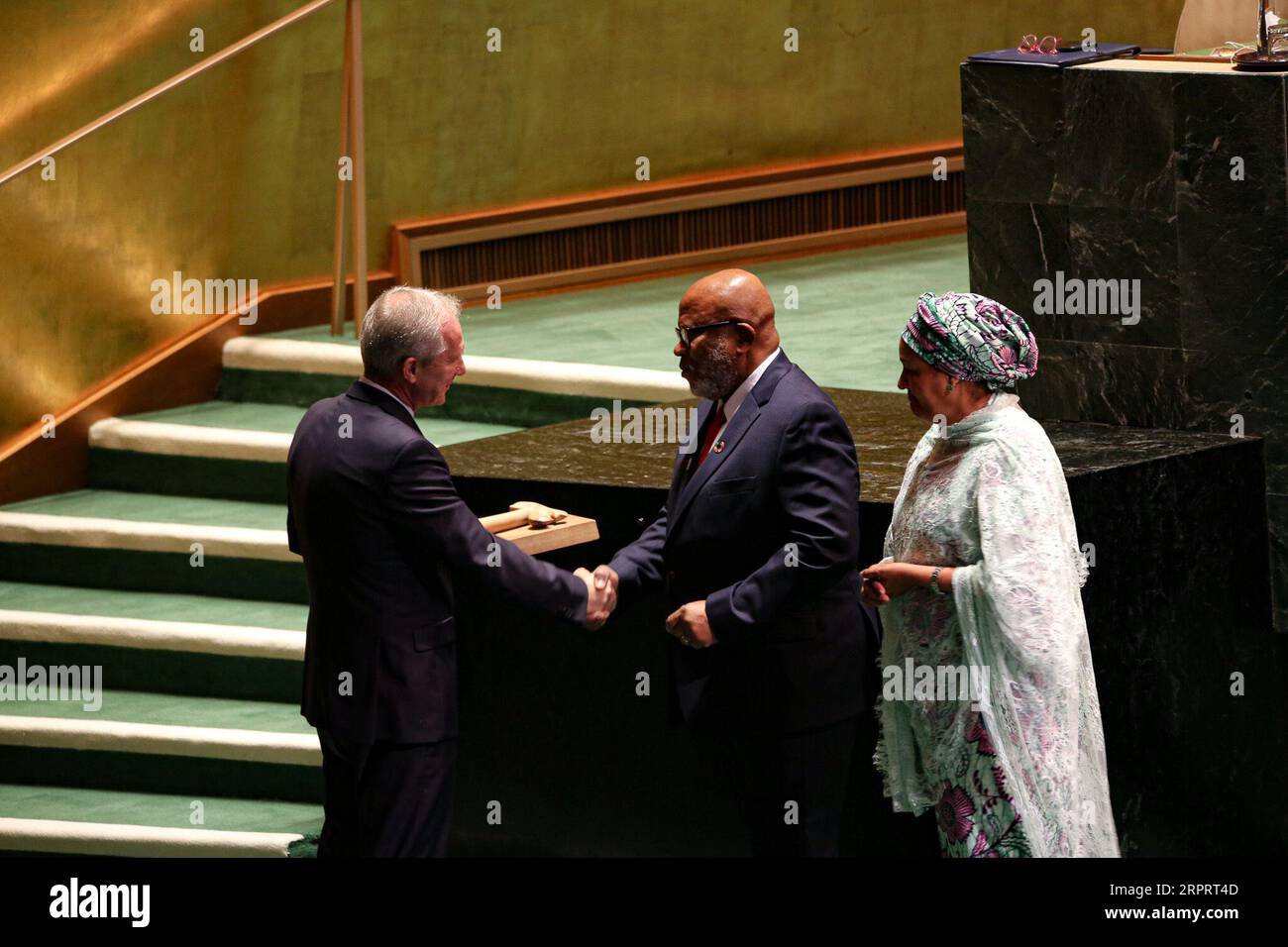 New York, New York, USA. September 2023. Der ständige Vertreter von Trinidad und Tobago, DENNIS FRANCIS, erhält den symbolischen Gavel der UN-Generalversammlung, während er als neuer und 78. Präsident der Generalversammlung einsteigt. Er tritt die Nachfolge von CSABA KOROSI (R) an, der als 77. Präsidentin der Generalversammlung (Credit Image: © Bianca Otero/ZUMA Press Wire) NUR REDAKTIONELLE VERWENDUNG! Nicht für kommerzielle ZWECKE! Stockfoto