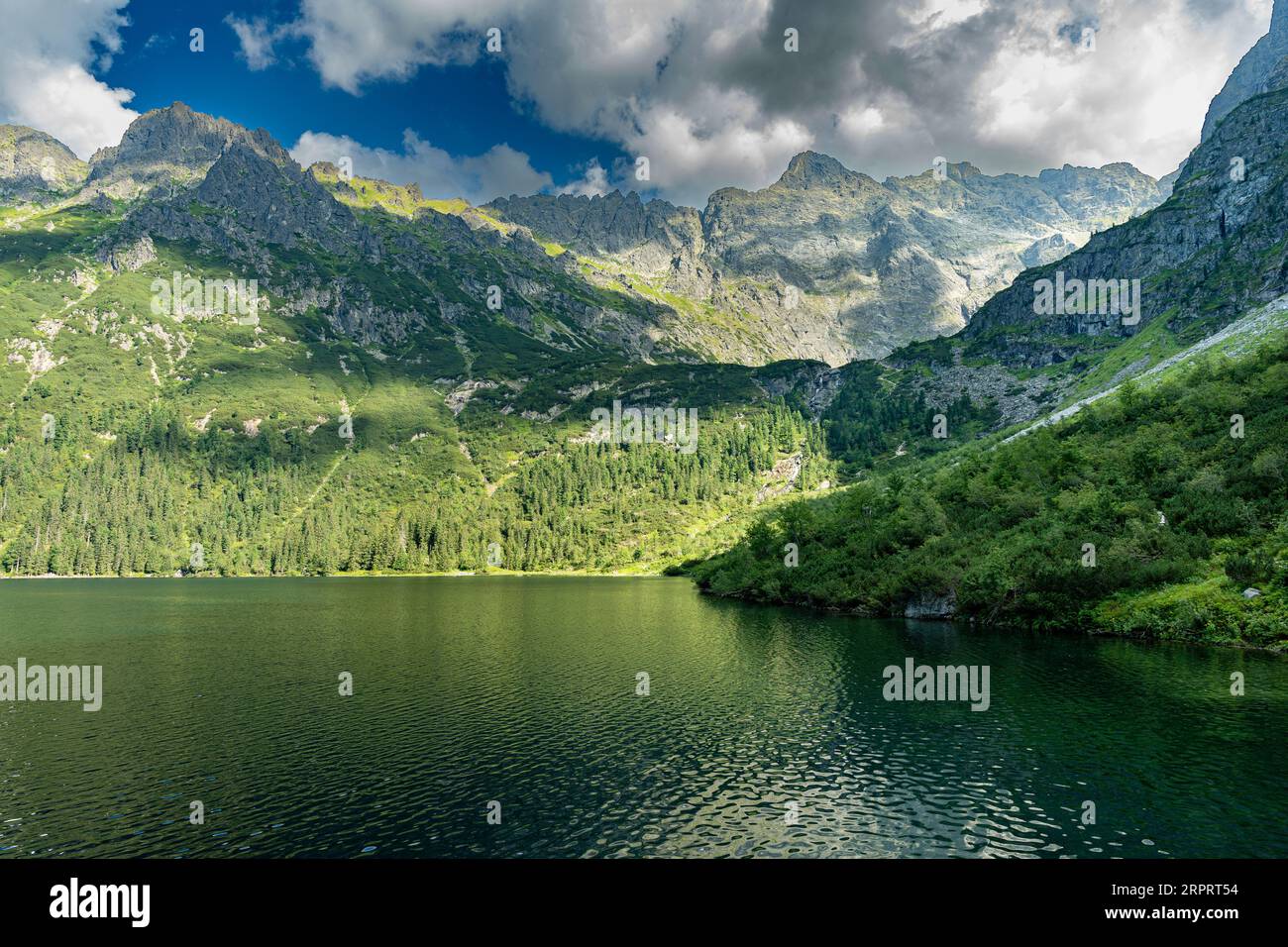 Bergklippe mit See und Wolken Stockfoto