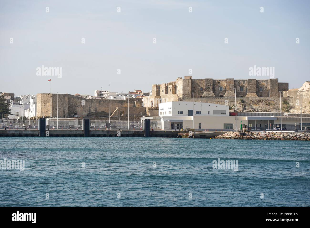 Tarifa vom Meer aus gesehen mit Schloss Guzman El Bueno, Costa de la Luz, Andalusien, Spanien Stockfoto