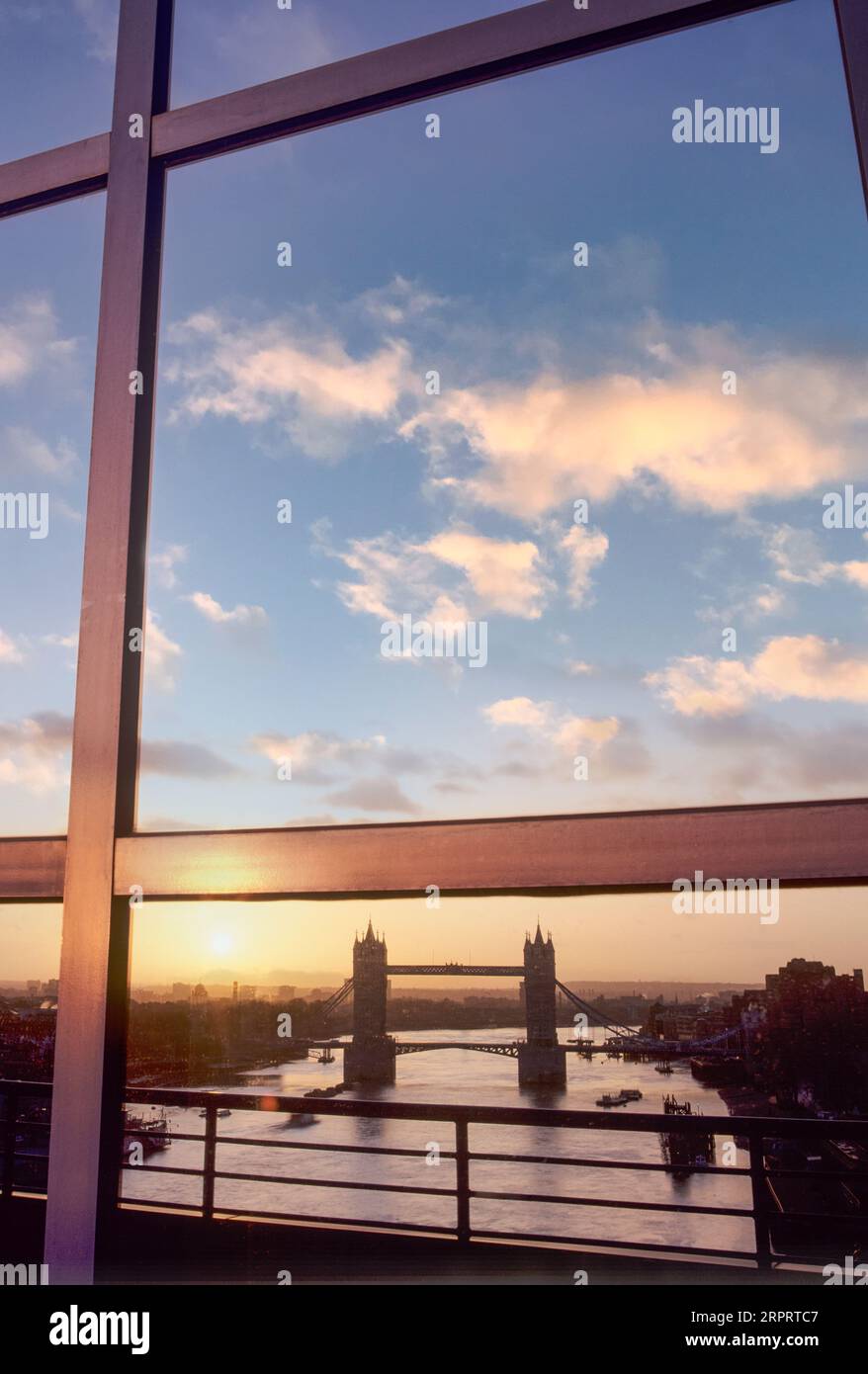 Die Tower Bridge und die Themse spiegelten sich im modernen Stadtgebäude von Finanzbanken, Bürogebäuden und Glasfenstern bei Sonnenaufgang in London, Großbritannien, wider Stockfoto