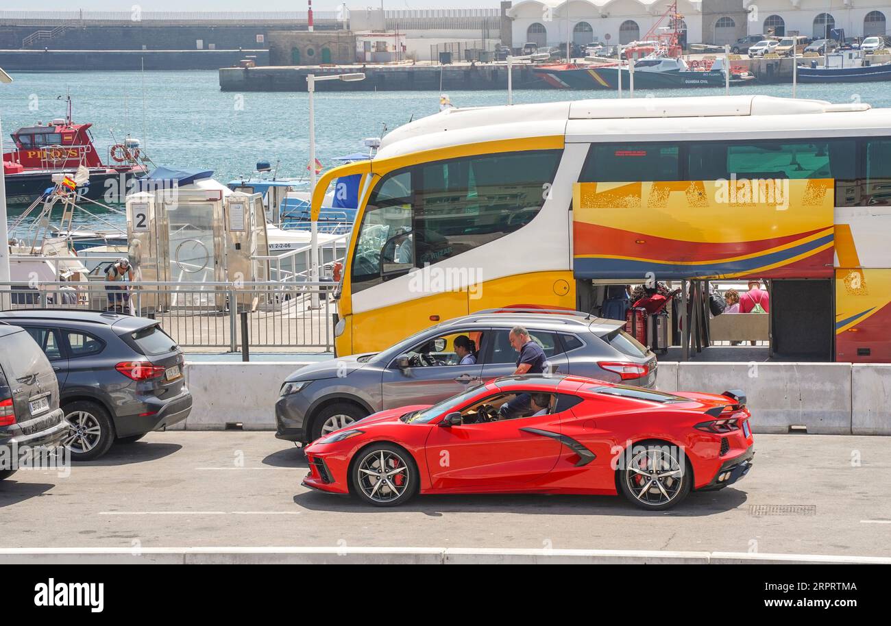 Autos, die an Bord der Fähre nach Tanger im Hafen von Tarifa, Andalusien, Spanien, anstehen. Stockfoto