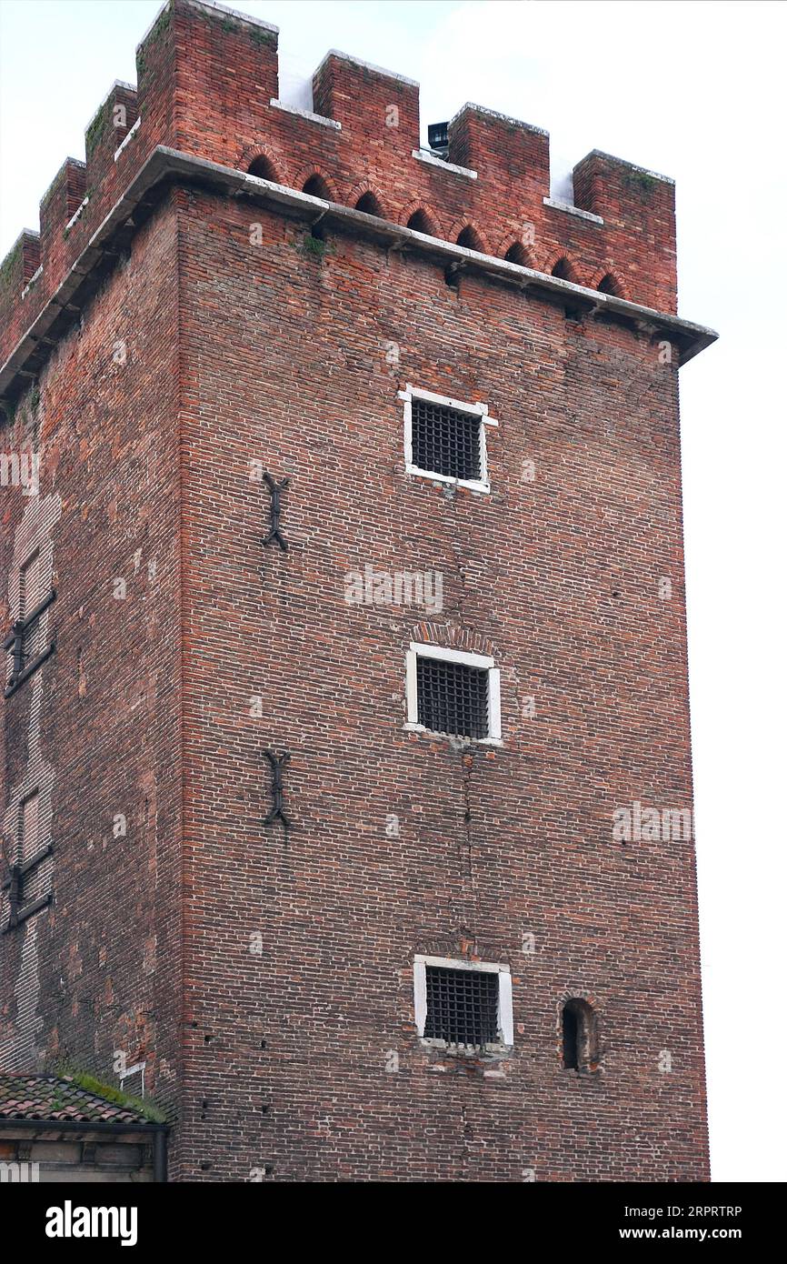 Vicenza, VI, Italien - 6. Mai 2023: Altes Gebäude namens TORRE DEL TORMENTO, was „Turm der Plage“ bedeutet Stockfoto