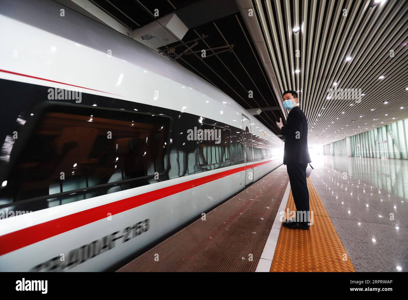 200408 -- GUANGZHOU, 8. April 2020 -- der Zug G1005 fährt nach Shenzhen North Station nach einem Halt am Guangzhou South Railway Station in Guangzhou, Südchinas Provinz Guangdong, 8. April 2020. Der G1005, der erste Zug, der von Wuhan in die Provinz Guangdong fuhr, seit Wuhan die Beschränkungen für die Hinreise aufgehoben hatte, erreichte am Mittwoch den Bahnhof Guangzhou Süd. Der Zug war für Shenzhen bestimmt. CHINA-GUANGZHOU-ZUG VON WUHAN-ANKUNFT CN LUXYE PUBLICATIONXNOTXINXCHN Stockfoto