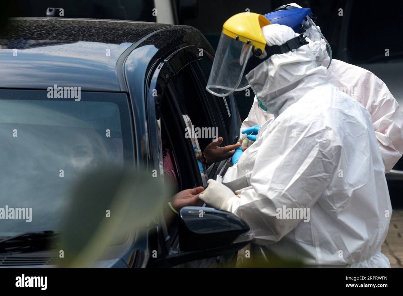 200408 -- SOUTH TANGERANG, 8. April 2020 -- Sanitäter führen Schnelltests durch, indem sie für Menschen im Rawa Buntu Bezirk in South Tangerang, Indonesien, 8. April 2020 fahren. Die indonesische Regierung sagte am Mittwoch, dass die Zahl der Todesopfer durch COVID-19 im Land auf 240 gestiegen sei, die höchste in Südostasien. Auf einer Pressekonferenz sagte der Sprecher der Regierung für die COVID-19-Pandemie Achmad Yurianto, dass die Zahl der bestätigten Fälle auf 2.956 gestiegen sei und sich 222 Patienten von der Krankheit erholt hätten. Foto von /Xinhua INDONESIA-SOUTH TANGERANG-SCHNELLTEST AgungxKuncahyaxB. PUBLICATIONxNOTxINx Stockfoto