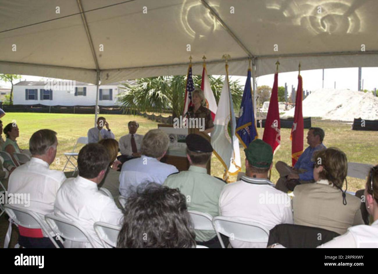 Minister Gale Norton sprach bei der Einweihungszeremonie für eine neue Einrichtung am Fort Lauderdale Research and Education Center der University of Florida in DAVIE, Florida, über die Ausrottung invasiver Arten und den Schutz empfindlicher Feuchtgebiete Stockfoto