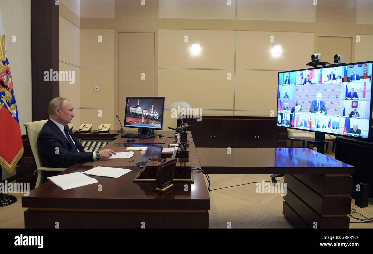 200409 -- MOSKAU, 9. April 2020 Xinhua -- der russische Präsident Wladimir Putin hält am 8. April 2020 eine Online-Konferenz mit regionalen Gouverneuren im Fernsehen in der Staatsresidenz Nowoo-Ogaryowo außerhalb Moskaus ab. Der russische Präsident Wladimir Putin forderte am Mittwoch die Landsleute auf, nicht nachzugeben und alle Beschränkungen mit würde zu akzeptieren, um die COVID-19-Pandemie zu überwinden. Sputnik/Handout über Xinhua RUSSLAND-MOSKAU-PUTIN-ANSPRACHE AN DIE NATION PUBLICATIONxNOTxINxCHN Stockfoto