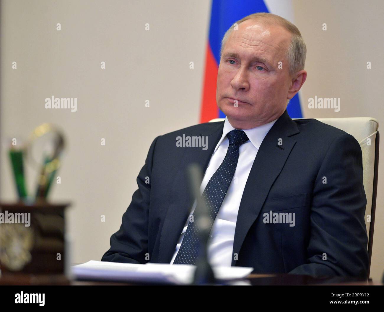 200409 -- MOSKAU, 9. April 2020 Xinhua -- der russische Präsident Wladimir Putin reagiert am 8. April 2020 auf einer im Fernsehen übertragenen Online-Konferenz mit Regionalgouverneuren in der Staatsresidenz Nowoo-Ogarjowo außerhalb Moskaus. Der russische Präsident Wladimir Putin forderte am Mittwoch die Landsleute auf, nicht nachzugeben und alle Beschränkungen mit würde zu akzeptieren, um die COVID-19-Pandemie zu überwinden. Sputnik/Handout über Xinhua RUSSLAND-MOSKAU-PUTIN-ANSPRACHE AN DIE NATION PUBLICATIONxNOTxINxCHN Stockfoto