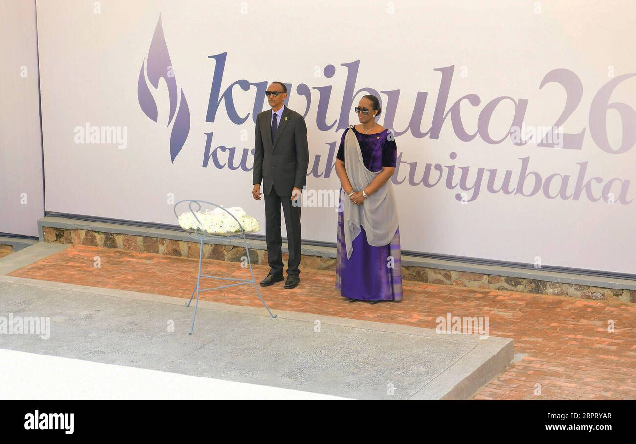 200409 -- KIGALI, 9. April 2020 Xinhua -- der ruandische Präsident Paul Kagame und die First Lady Jeannette Kagame halten am Kigali Genocide Memorial, der letzten Ruhestätte für mehr als 250.000 Opfer des Völkermords an den Tutsis 1994, in Kigali, der Hauptstadt Ruandas, am 7. April 2020 ein Schweigen ein. Die Ruander begannen am Dienstag mit der Gedenkfeier zum 26. Jahrestag des Völkermords an den Tutsis im Jahr 1994 mit einer einfachen Zeremonie an der Gedenkstätte für den Völkermord in Kigali als Teil der Präventivmaßnahmen zur Eindämmung des COVID-19-Ausbruchs im Land. Ruandischer Präsident Paul Kagame und First Lady Jeanne Stockfoto