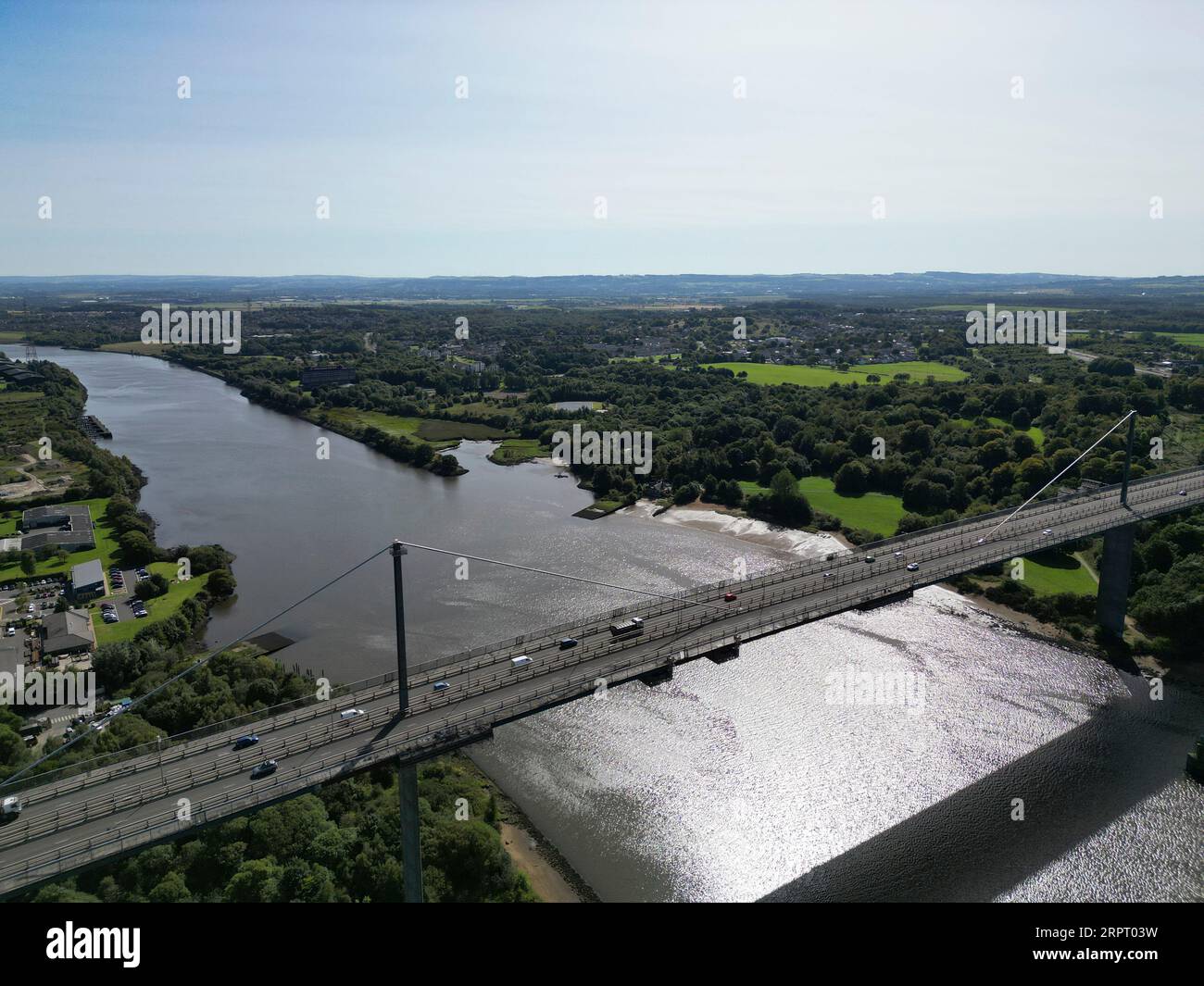 Drohnenansicht der Erskine Bridge über dem Fluss Clyde Stockfoto