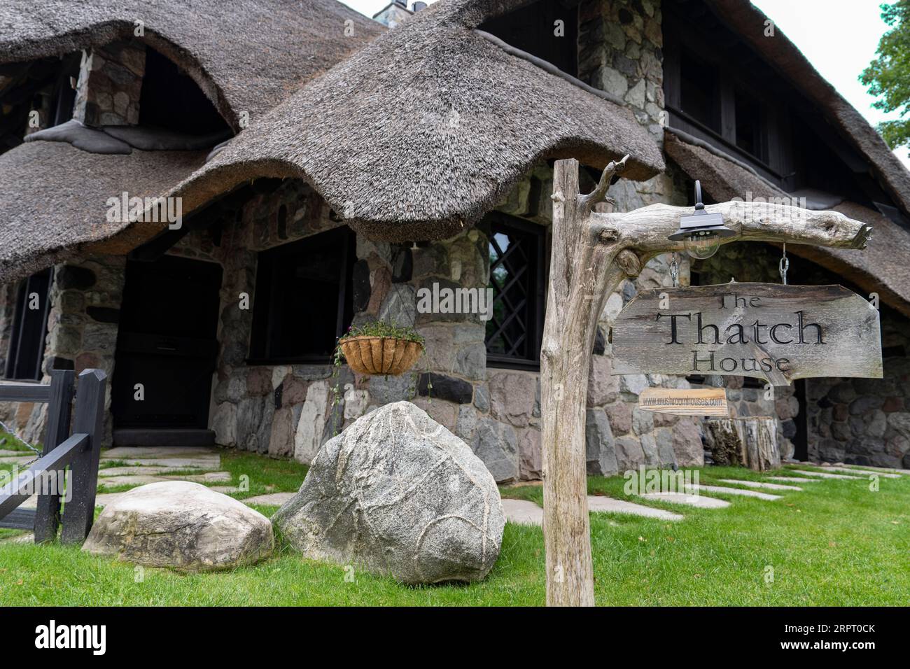 Das Thatch House, eines der Pilzhäuser, entworfen vom Architekten Earl Young im 20. Jahrhundert, mit Strohdach am 24. August 2023 in Charlevoix, M Stockfoto