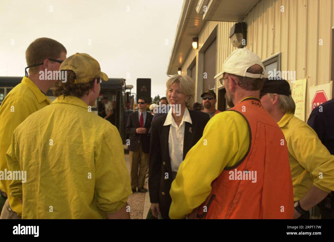 Secretary Gale Norton, Center, unterhielt sich mit Feuerwehrleuten während eines Besuchs des Brandgeschehens am Battle Creek im Pennington County in den Black Hills von South Dakota zu Gesprächen mit Bundes-, Staats-, lokalen Beamten und Feuerwehrleuten Stockfoto