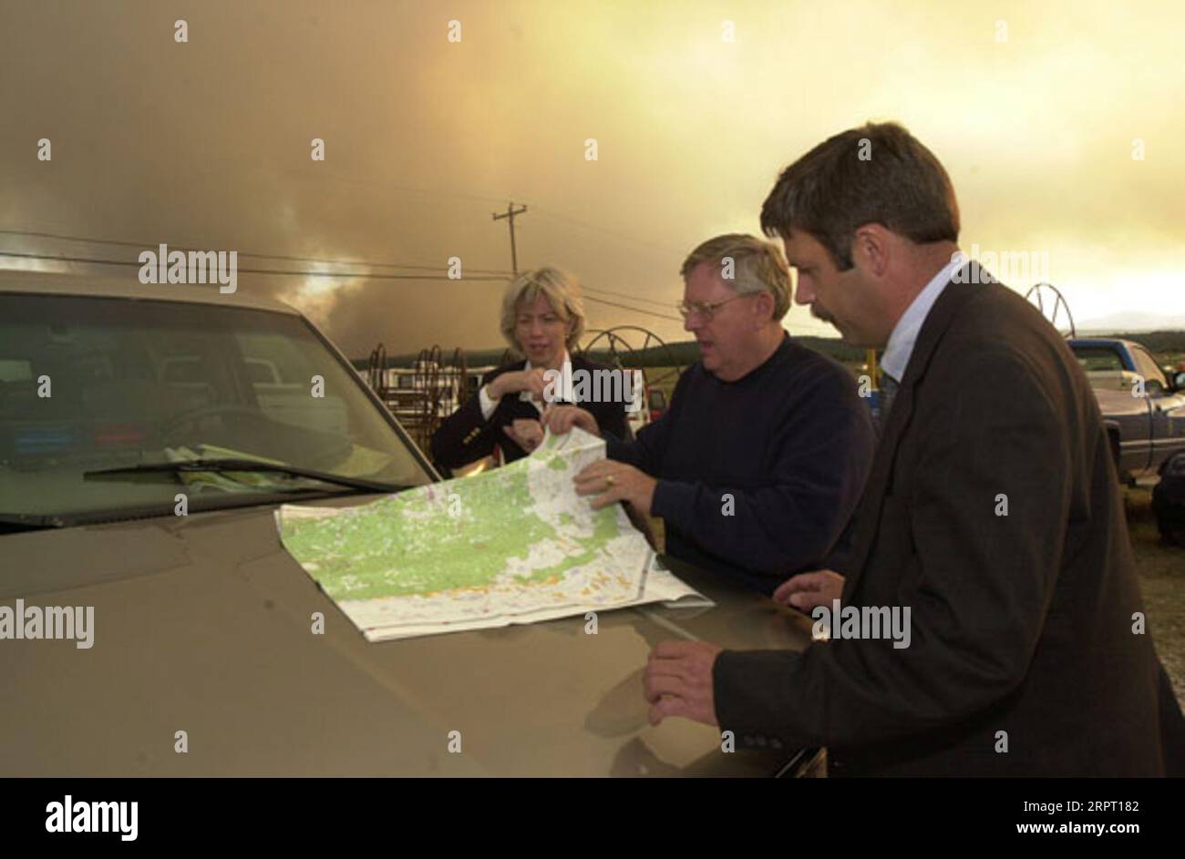 Secretary Gale Norton, Gouverneur von South Dakota, Bill Janklow, und Fish and Wildlife Service Director, Steve Williams, übergaben die Karte am Schauplatz des Battle Creek Fire im Pennington County in den Black Hills von South Dakota Stockfoto