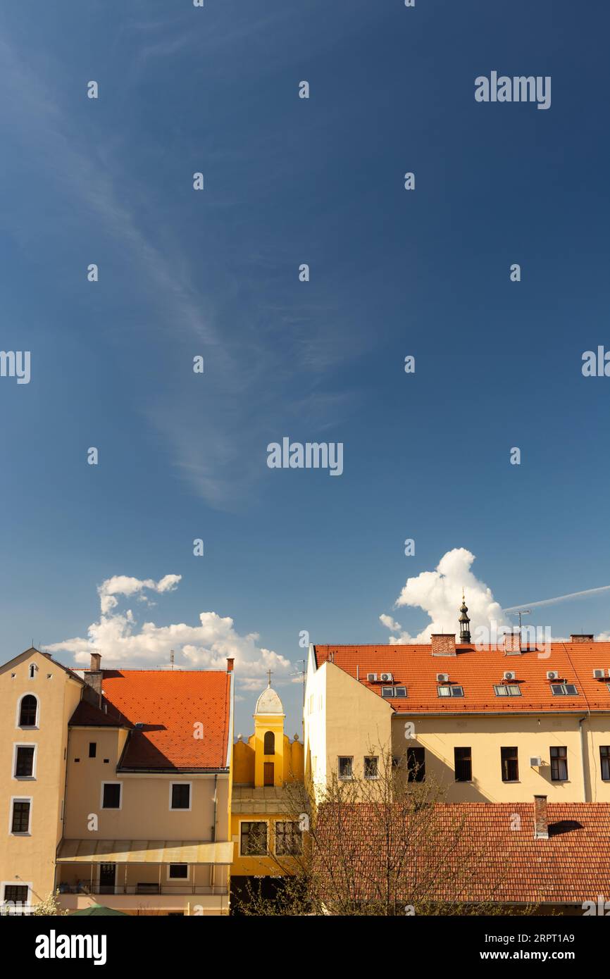 Ein Blick auf die Häuser in Požega. Von hinten fotografiert. Stockfoto