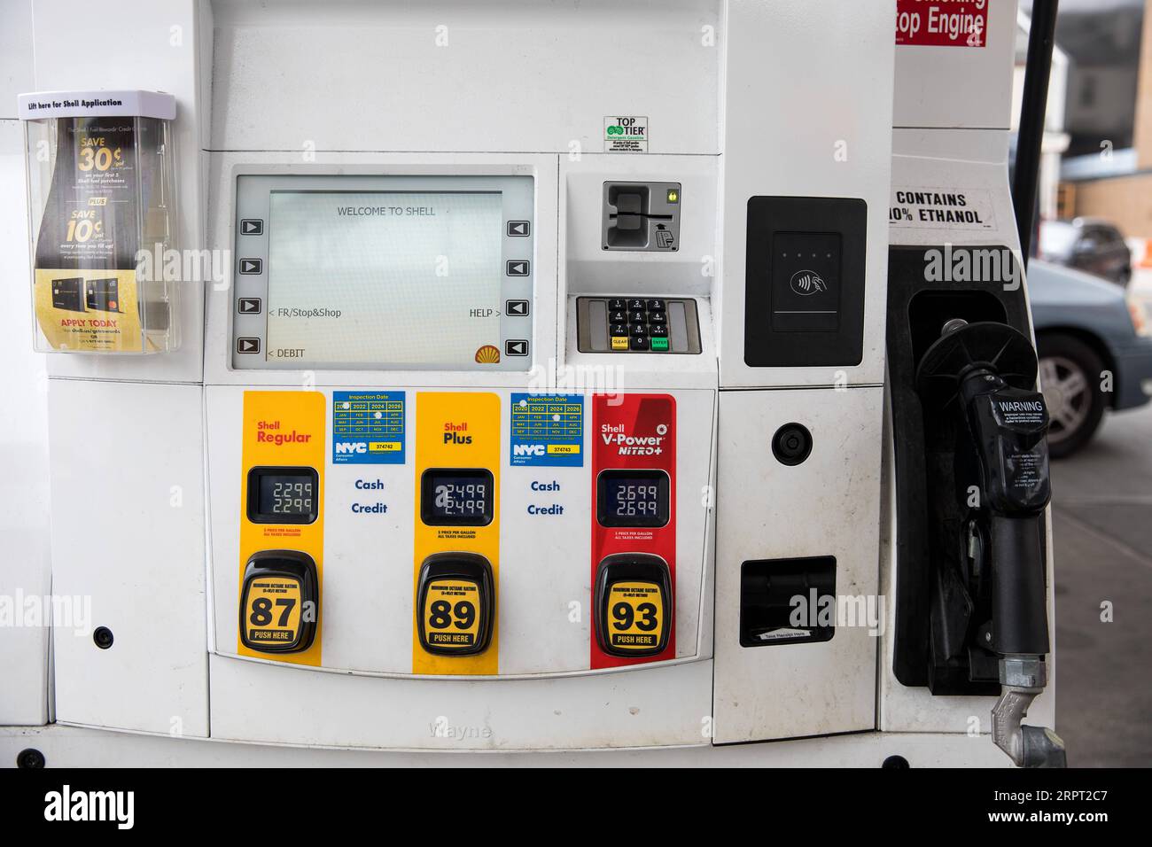 200410 -- NEW YORK, 10. April 2020 Xinhua -- die Gaspreise werden am 9. April 2020 auf einer Pumpe an einer Shell-Tankstelle im Brooklyn Borough New York in den Vereinigten Staaten angezeigt. Die Organisation der Erdöl exportierenden Länder OPEC und ihre Verbündeten unter der Führung Russlands, die als OPEC bekannt sind, haben am Donnerstag eine vorläufige Vereinbarung über die Produktionssenkung getroffen, um einen freien Fall des Marktes unter der Coronavirus-Pandemie zu stoppen, bis Mexiko die Zustimmung erteilt hat. Foto von Michael Nagle/Xinhua OPEC-TENTATIVE AGREEMENT-PRODUCTION CUT PUBLICATIONxNOTxINxCHN Stockfoto