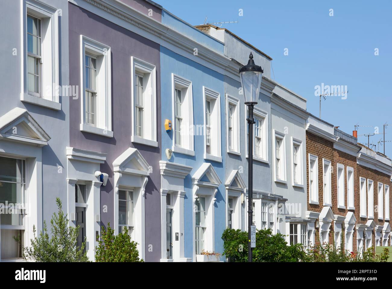 Farbenfrohe Reihenhäuser in Kensington Place, Notting Hill, West London UK Stockfoto