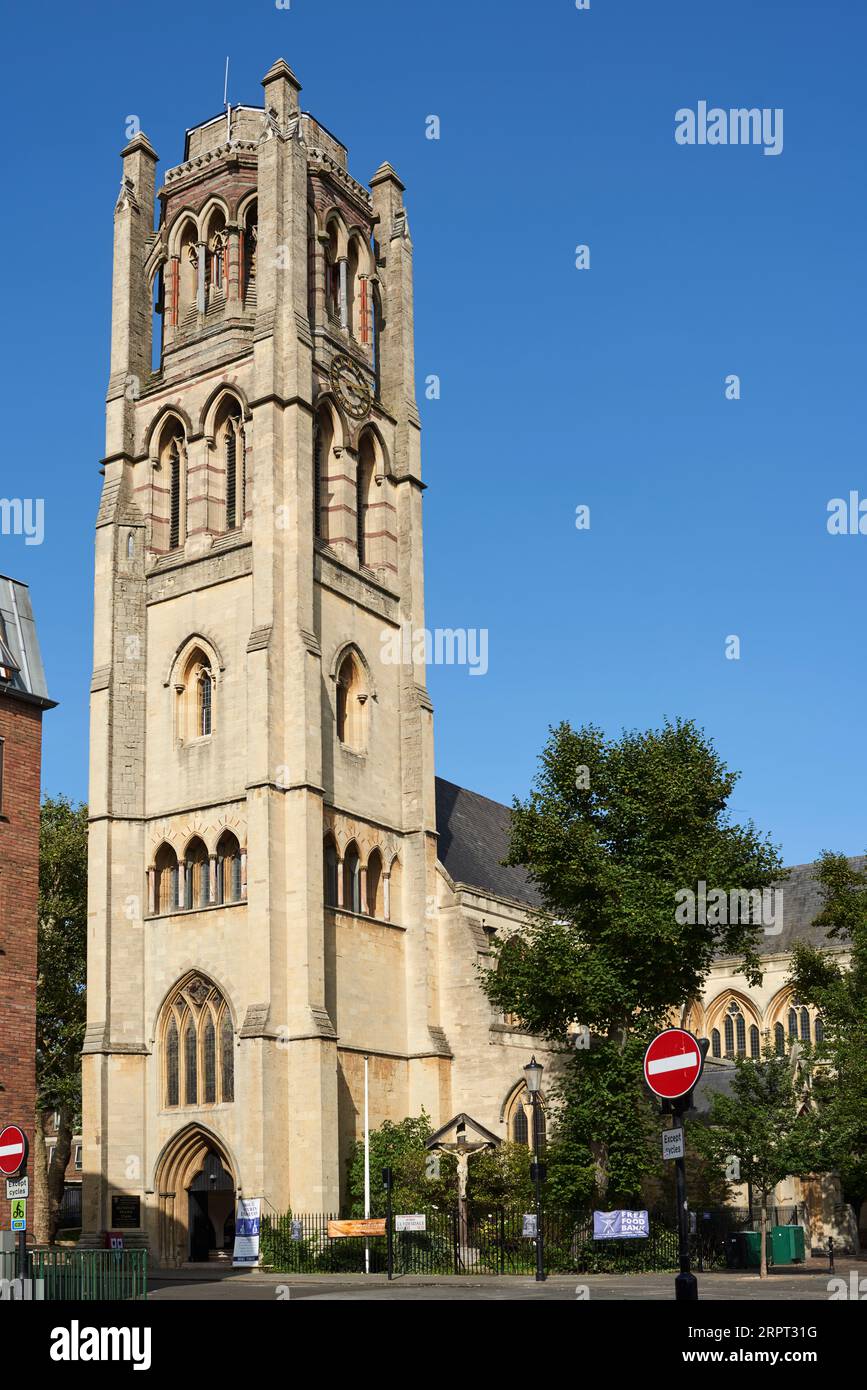 Der Turm der viktorianischen gotischen Kirche von Allerheiligen, an der Talbot Road, Notting Hill, London UK Stockfoto