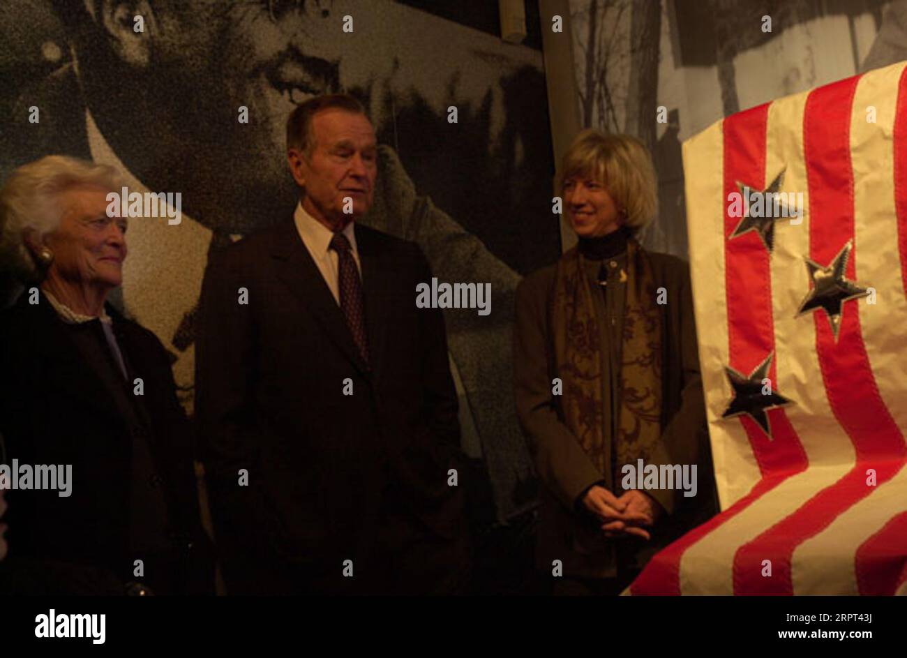 Der ehemalige Präsident George H.W. Bush, mit der ehemaligen First Lady Barbara Bush links und dem Sekretär Gale Norton rechts, feierte bei der Zeremonie im Franklin Delano Roosevelt Memorial in Washington, D.C. mit der Enthüllung der Widmungstafel für die Statue von Roosevelt im Rollstuhl Stockfoto