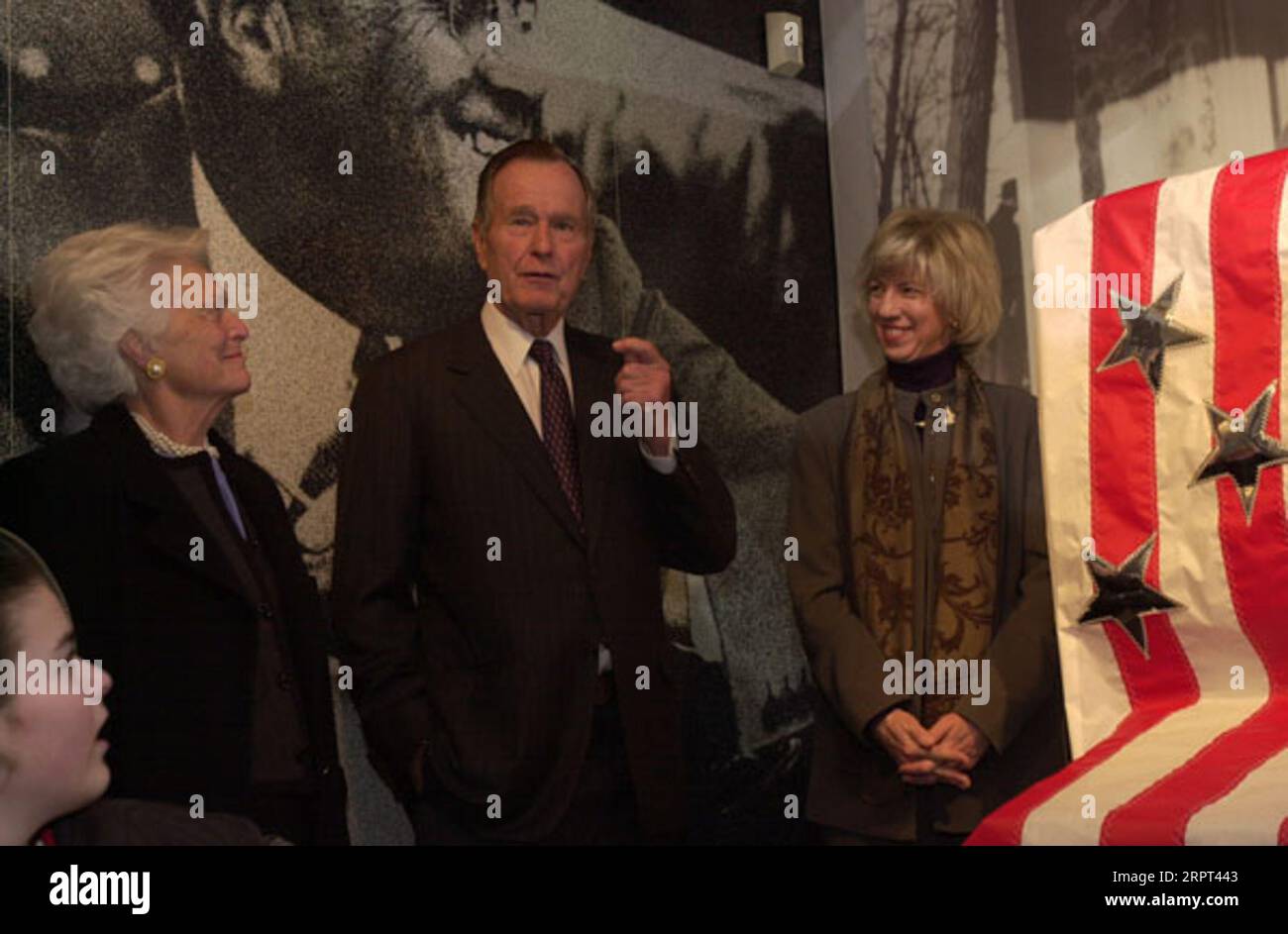 Der ehemalige Präsident George H.W. Bush, mit der ehemaligen First Lady Barbara Bush links und dem Sekretär Gale Norton rechts, feierte bei der Zeremonie im Franklin Delano Roosevelt Memorial in Washington, D.C. mit der Enthüllung der Widmungstafel für die Statue von Roosevelt im Rollstuhl Stockfoto