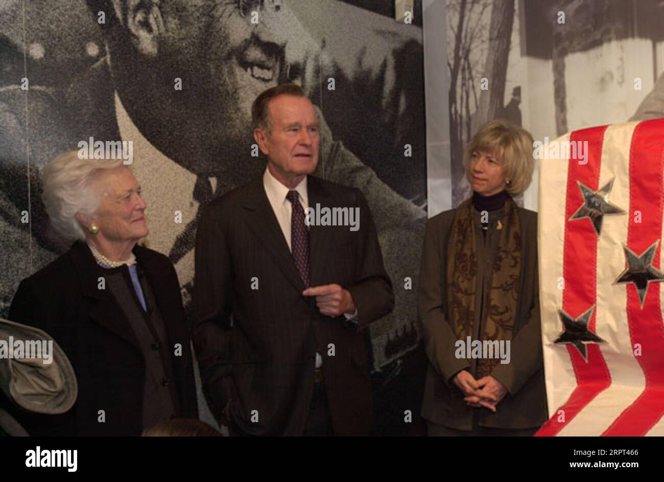 Der ehemalige Präsident George H.W. Bush, mit der ehemaligen First Lady Barbara Bush links und dem Sekretär Gale Norton rechts, feierte bei der Zeremonie im Franklin Delano Roosevelt Memorial in Washington, D.C. mit der Enthüllung der Widmungstafel für die Statue von Roosevelt im Rollstuhl Stockfoto
