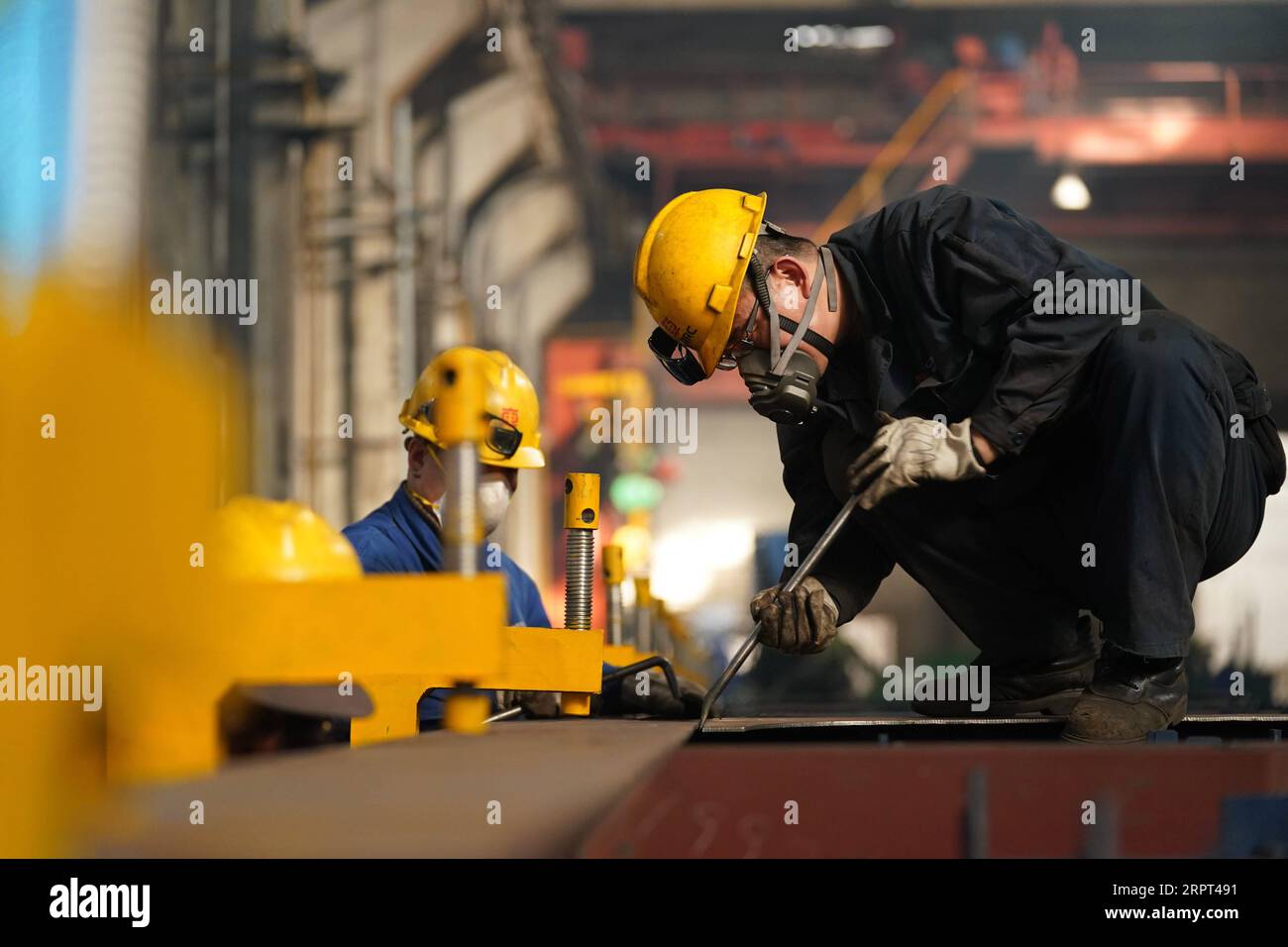 200411 -- QIQIHAR, 11. April 2020 -- Mitarbeiter arbeiten in einer Werkstatt der China Railway Rolling Stock Corporation CRRC Qiqihar Rolling Stock Co., Ltd. In Qiqihar, nordöstliche chinesische Provinz Heilongjiang, 10. April 2020. Bis zum 10. April haben mehr als 98 Prozent der Industrieunternehmen, deren Größe in Qiqihar überschritten wurde, ihre Arbeit und Produktion unter strenger Eindämmung von COVID-19 ordnungsgemäß wieder aufgenommen. CHINA-HEILONGJIANG-QIQIHAR-ENTERPRISES-PRODUCTION-RESUMPTION CN WANGXJIANWEI PUBLICATIONXNOTXINXCHN Stockfoto